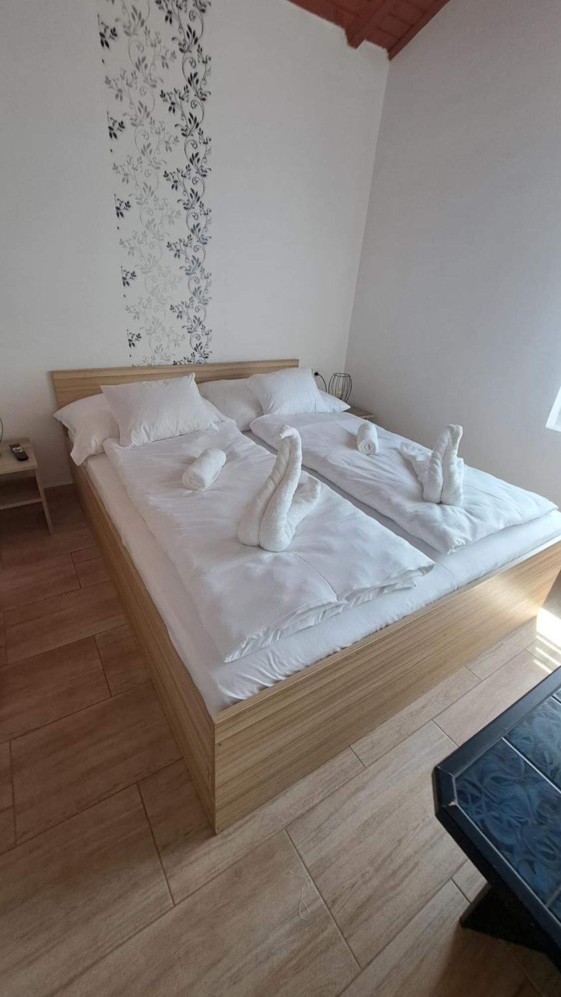 Marabella Apartmanok ไฮจ์ดุสโซบอสโล ภายนอก รูปภาพ